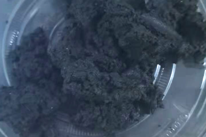 污泥烘干機(jī)系統(tǒng)適合于粘性較大的各種污泥干燥，可將含水85％左右的濕污泥脫水到50%左右再烘干成為含水10％以下的干粉