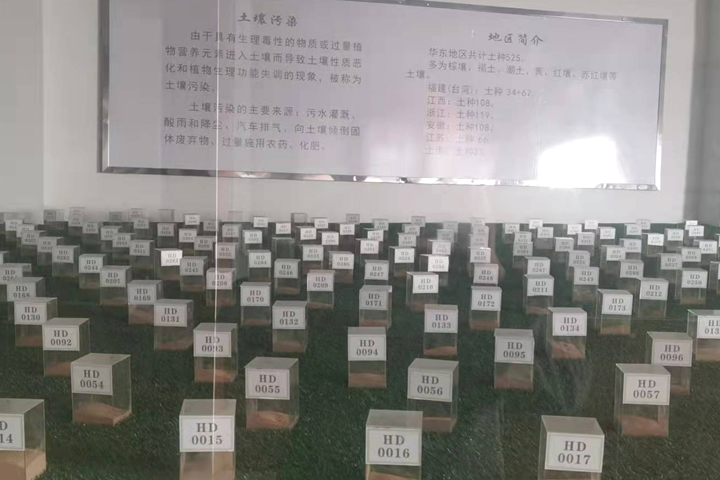 來自礦產(chǎn)開發(fā)、洗選加工過程中產(chǎn)生的大量粘土、泥土礦沙由于持水性高、粘度大、易抱團(tuán)結(jié)塊給后續(xù)物料磨粉、焙燒等工序造成不良影響，烘干機(jī)廠家鄭州東鼎干燥針對(duì)此類物料干燥及應(yīng)用特