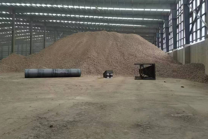 礦石烘干機(jī)是東鼎干燥針對冶金建材行業(yè)推出的專用烘干設(shè)備，具有產(chǎn)能大、耐磨損、熱能消耗低、自動化程度高的特點(diǎn)。