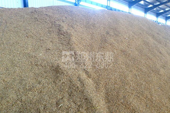 在家具制造行業(yè)生產(chǎn)過(guò)程中會(huì)產(chǎn)生大量的鋸末、刨花，這些木質(zhì)物料是加工優(yōu)質(zhì)生物質(zhì)顆粒的好原料，但由于水分過(guò)高直接壓制顆粒會(huì)影響顆粒品質(zhì)，為了控制鋸末的含水率，我司開(kāi)發(fā)成套鋸