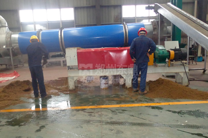 螺旋擠壓式酒糟脫水機(jī)可以調(diào)整壓力和轉(zhuǎn)速，控制酒糟物料脫水效果。
