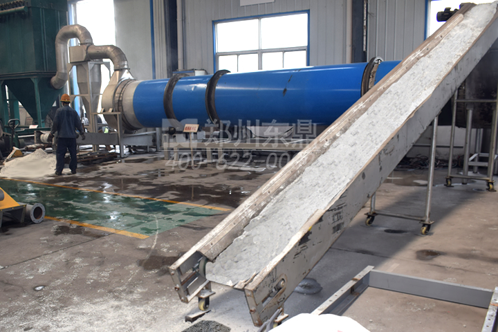 石粉烘干機設備具有產能大、機械化程度高、可連續(xù)運轉，除塵環(huán)保性能好的特點。